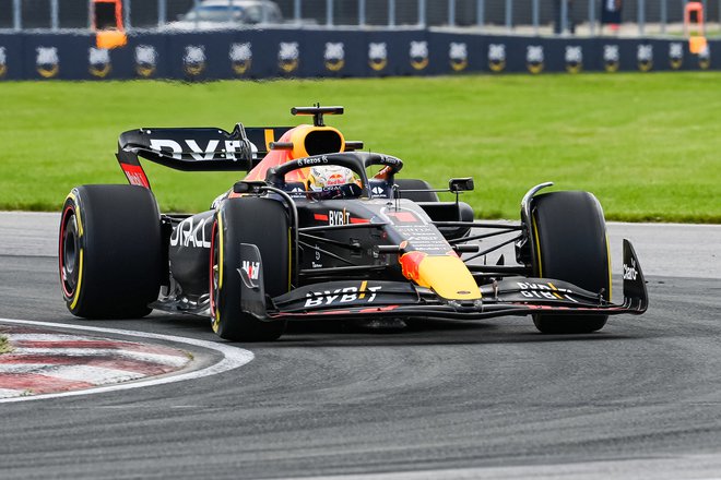 Max Verstappen med zavoji Ayrtona Senne na drugem prostem treningu v Montrealu.&nbsp;FOTO: David&nbsp;Kirouac/USA Today Sports
