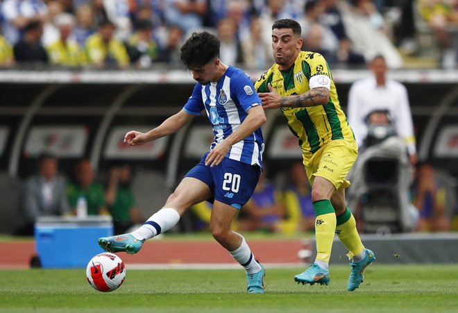 Vitinha (levo) med finalno tekmo portugalskega pokala, ki ga je Porto osvojil v dvoboju s&nbsp;Tondelo. FOTO: Pedro Nunes/Reuters
