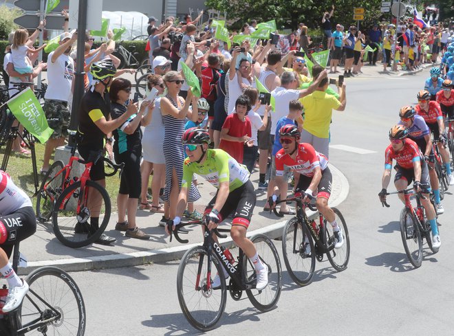 Pogačar v zeleni in Majka v rdeči majici na poti skozi Komendo.&nbsp;FOTO: Dejan Javornik
