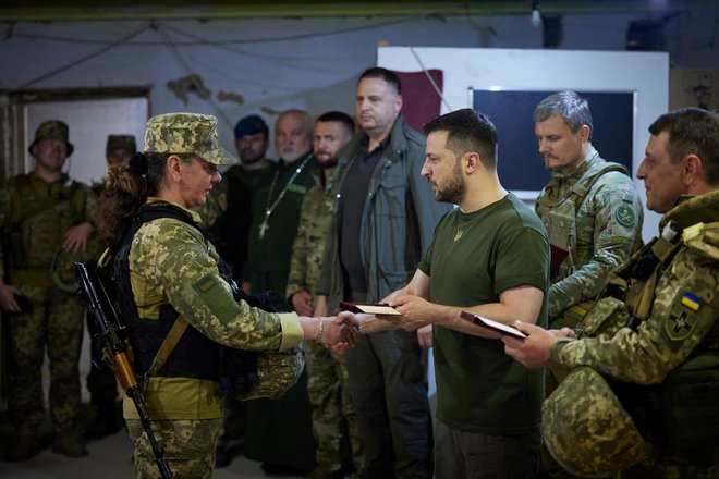 Zelenski je mesto obiskal le dan po ruskem napadu, v katerem sta bili ubiti dve osebi, 20 pa jih je bilo ranjenih. FOTO: Reuters
