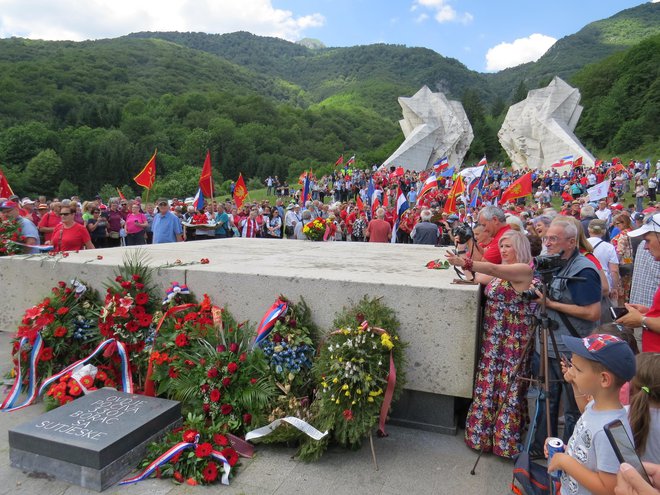 Pred veličastnim spomenikom na Tjentištuse se je zbrala velika množica antifašistov. FOTO: Bojan Rajšek/Delo
