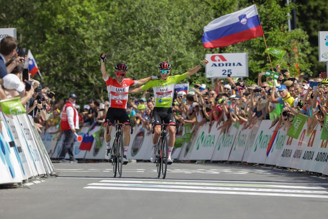 Rafal Majka sta se šla pred ciljem kamen, papir, škarje, da sta se lažje odločila, kdo bo zmagal. FOTO:&nbsp;Voranc Vogel/Delo
