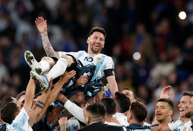 Lionel Messi navdušuje navijače, medije in očitno tudi soigralce, ki so ga metali v zrak po zmagi nad Italijo v boju za posebno medcelinsko lovoriko, tako imenovano Finalissimo. FOTO: Peter Cziborra/Reuters
