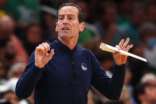 Kenny Atkinson med odločilno šesto tekmo letošnjega finala lige NBA med Boston Celtics in Golden State Warriors v Bostonu. FOTO: Elsa/AFP
