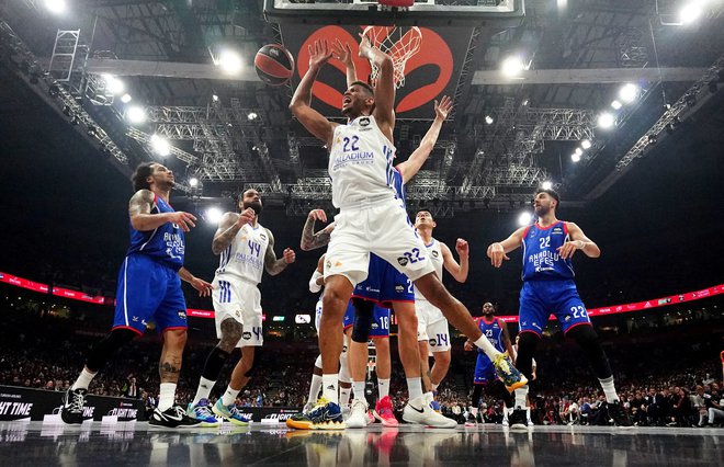 Po nesrečno izgubljeni bitki v evroligi so košarkarji madridskega Reala osvojili naslov španskega prvaka. Zanj je bil najzaslužnejši center Edy Tavares. FOTO: Marko Djurica/Reuters
