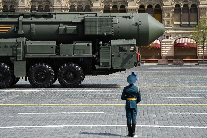 Rusija je med tradicionalno vojaško parado ob obletnici konca druge svetovne vojne maja letos razkazala tudi sisteme za izstreljevanje medcelinskih balističnih raket. Foto: Kirill Kudryavtsev/AFP
