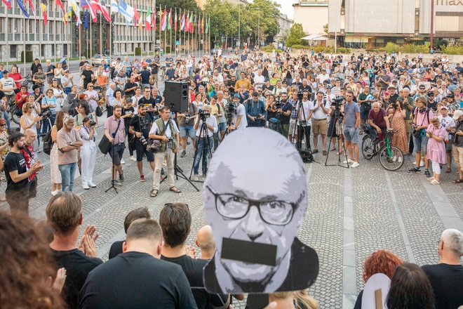 &raquo;Še vedno nas je več. Več nas je, ker imamo prav,&laquo; je svoj govor začel nekdanji voditelj Studia City Marcel Štefančič. FOTO: Voranc Vogel/Delo
