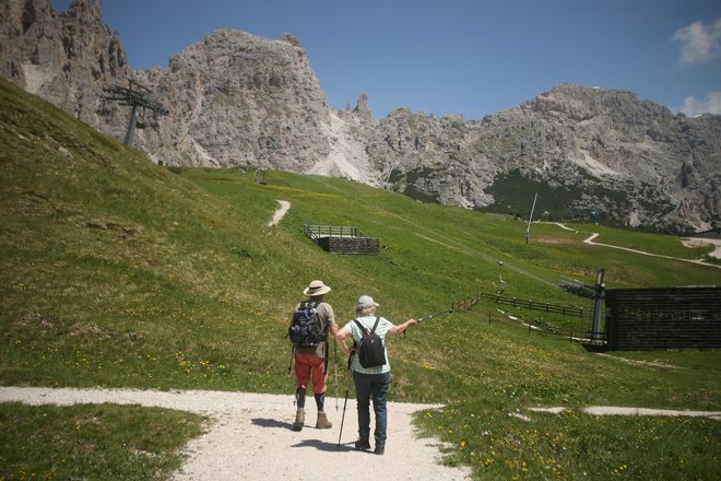 Zavarovanje za tujino lahko z doplačilom sklenejo tudi starejši od 75 let. FOTO: Jure Eržen/Delo
