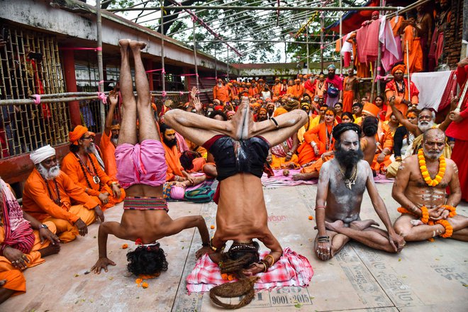 Ob praznovanju današnjega mednarodnega dneva joge Saduji izvajajo jogo v templju Kamakhya v Guwahatiju. Foto: Biju Boro/Afp
