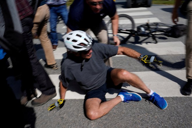 Joe Biden se k sreči ni poškodaval. FOTO:&nbsp;Elizabeth Frantz/Reuters
