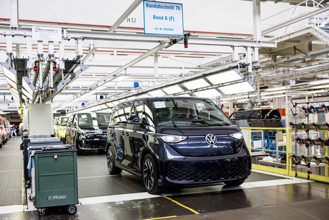Združenje nemške avtomobilske industrije VDA je oceno rasti prodaje na avtomobilskem trgu v Nemčiji za letos zmanjšalo s pet odstotkov na tri. FOTO: Axel Heimken/AFP
