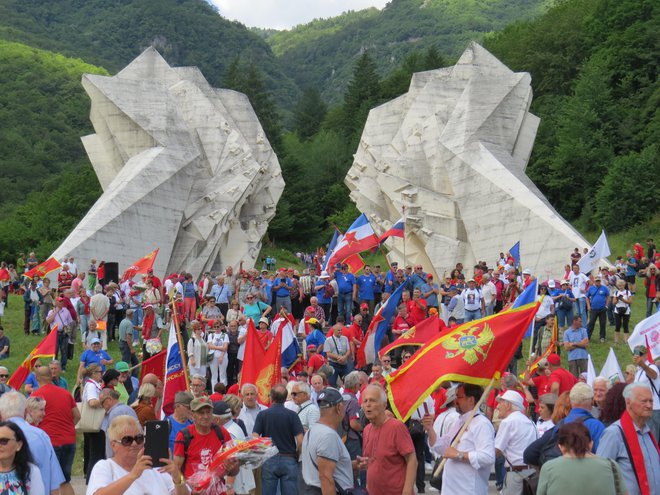 V spomin na bitko vseh bitk se je minulo soboto več tisoč ljudi udeležilo tradicionalne slovesnosti pod mogočnim spomenikom kiparja Miodraga Živkovića.
