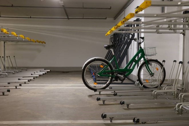 V pokriti kolesarnici v garažni hiši pod Kongresnim trgom bo prostora za sto koles. FOTO:&nbsp;MOL
