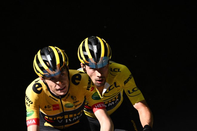 Primož Roglič (desno) in Jonas Vingegaard na Touru ne bosta brez pomoči iz svoje ekipe Jumbo-Visma. FOTO: Marco Bertorello/AFP
