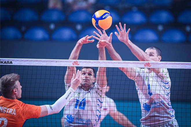 Gregor Ropret in Alen Pajenk nista ustavila nizozemskih odbojkarjev. FOTO: FIVB
