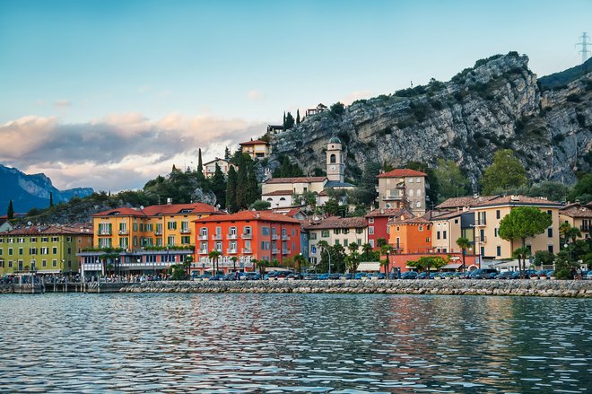 Slikovito mesto Limone je znano po nasadih limon. FOTO: Shutterstock 
