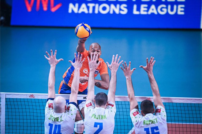 Slovenski blok ni bil dovolj trden za odličnega nizozemskega kapetana Nimirja Abdel-Aziza. FOTO: FIVB
