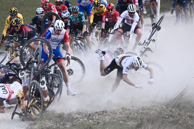 Julian Alaphilippe (desno) je 5. marca na dirki v Italiji v skupinskem padcu potegnil najkrajšo. FOTO: Marco Bertorello/AFP
