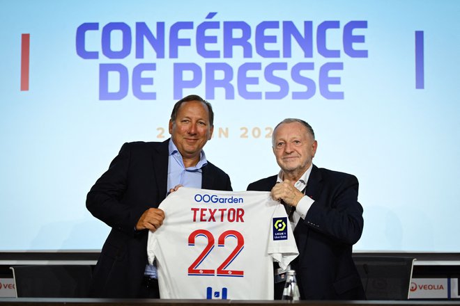 Dolgoletni predsednik Lyona Jean-Michel Aulas (desno) in ameriški vlagatelj John Textor med novinarsko konferenco. FOTO: Olivier Chassignole/AFP
