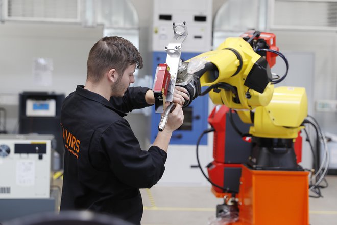 V podjetju Virs, ki razvija in izdeluje varilno in rezalno opremo, poudarjajo razmejevanje zasebnega in poklicnega življenja, omogočajo fleksibilen delovni čas in možnost dela od doma. FOTO: Leon Vidic
