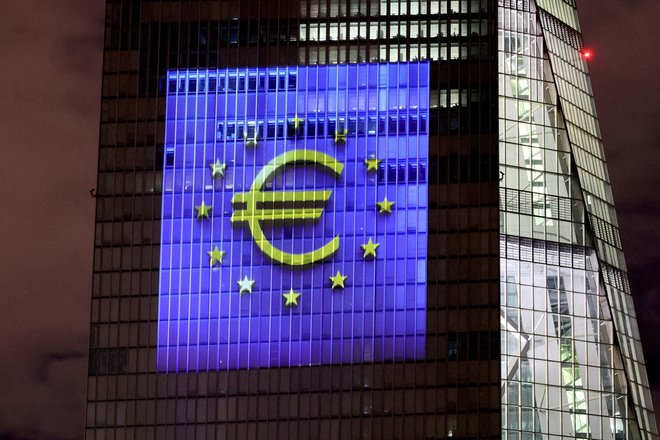 Kot druge centralne banke bo tudi ECB pred dilemo, kako visoko bo smiselno zvišati stroške zadolževanja. FOTO: Wolfgang Rattay/Reuters
