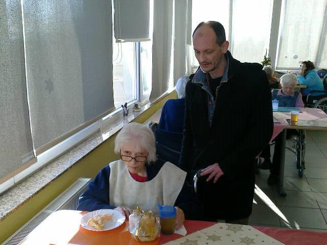 Izredno pomemben je njihov program Veriga psihosocialne oskrbe in druženja, s katerim pomagajo invalidom na terenu. FOTO: arhiv Zifsa
