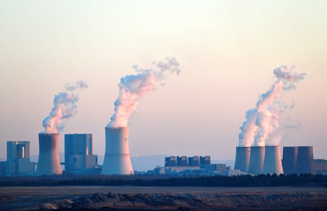 Odprti kop lignita in termoelektrarna Boxberg v kraju Nochten v Nemčiji. FOTO: Matthias Rietschel/REUTERS
