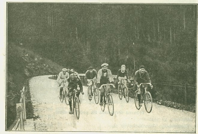 Na ljubeljskem klancu na dirki za Prvenstvo koroške Slovenije poleti 1920; dirka je imela tudi narodnopropagandni pomen v času pred koroškim plebiscitom. FOTO:&nbsp;Revija Sport, 1920
