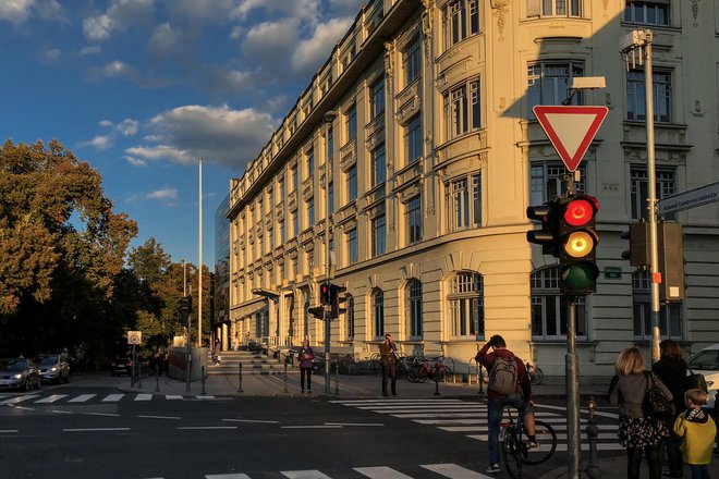 Visoka uvrstitev je znak odličnosti in kakovosti, ki ga univerza želi nenehno izboljševati ter s tem privabiti domače in mednarodne študente, pravi nekdanji dekan pravne fakultete Univerze v Ljubljani dr. Miha Juhart. FOTO: Voranc Vogel/Delo
