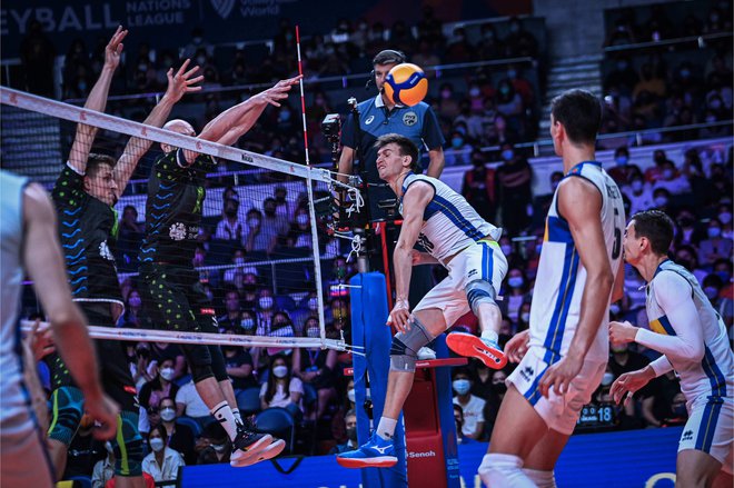 Klemen Čebulj (levo), Žiga Štern&nbsp; in drugi Slovenci v ponovitvi finala lanskega evropskega prvenstva na Filipinih niso bili enakovredni tekmeci Italijanom. FOTO: Volleyballworld
