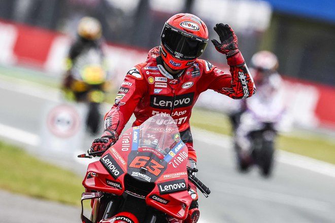 Francesco Bagnaia, motociklist moštva Ducati Lenovo, se je veselil najhitrejšega kvalifikacijskega časa in prvega mesta na jutrišnji driki za svetovno prvenstvo v razredu moto GP. FOTO: Vincent Jannink/AFP
