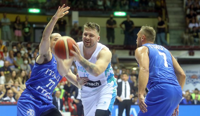 Luka Dončić in soigralci so igraje opravili z Italijani. FOTO: Blaž Samec/Delo
