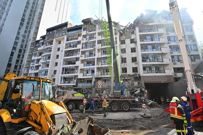 Ruski napadi so se po več tednih premora znova okrepili. Skupno je v Kijev in okolico danes priletelo že 14 raket. FOTO: Sergei Supinsky/AFP
