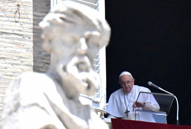 Papež Frančišek&nbsp;je mlade pozval, naj pohitijo in si čim prej nadenejo zakonski jarem. FOTO: Alberto Pizzoli/AFP
