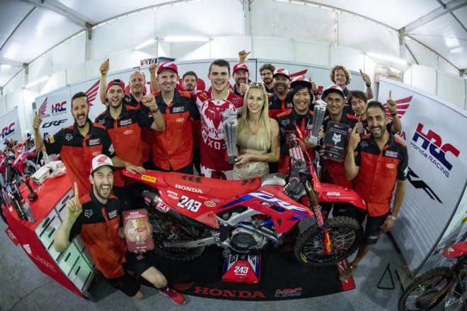 Tim Gajser se je takole s srčno izbranko Špelo in člani Hondine ekipe veselil popolnega konca tedna v Indoneziji. FOTO: Honda Racing
