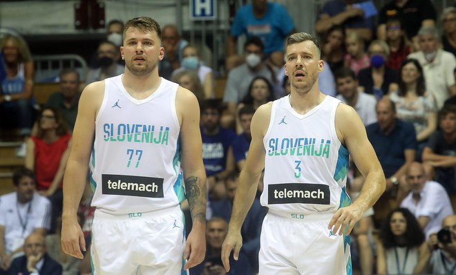 Luka Dončić in Goran Dragić sta se brez težav ujela po slabih petih letih od zadnje skupne tekme, finala evropskega prvenstva v Istanbulu. FOTO: Blaž Samec
