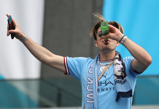 Jack Grealish si je konec maja dal duška že med šampionsko parado v Manchestru po osvojitvi državnega naslova z ekipo Manchester Cityja. FOTO: Molly Darlington/Reuters
