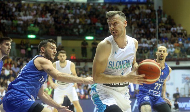 Goran Dragić je med sobotno tekmo z Italijo dokazal, da je še vedno velemojster. FOTO: Blaž Samec/Delo
