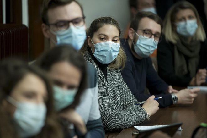 Sodišče ugotovilo, da vlada v zakonu o nalezljivih boleznih ni imela podlage za uvedbo ukrepa obvezne uporabe zaščitne maske. FOTO: Jure Eržen/Delo
