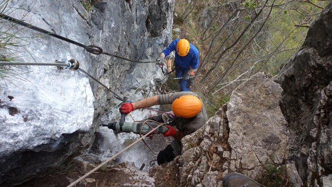 Pri obnovi je sodelovalo enajst ljudi &ndash; markacistov iz Posočja in drugih. FOTO:&nbsp;Arhiv PD Idrija
