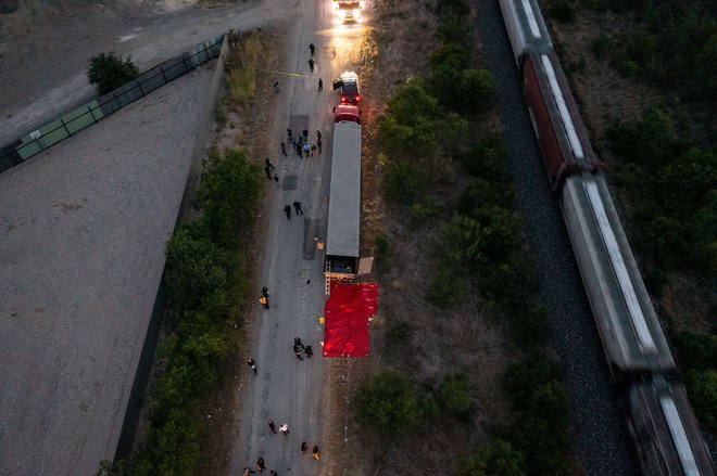 Prebivalci držav južno od ZDA se pogosto selijo na sever v iskanju boljše prihodnosti ali pa bežijo pred kriminalci, skorumpiranimi vladami, nasiljem in revščino. FOTO: Jordan Vonderhaar/AFP
