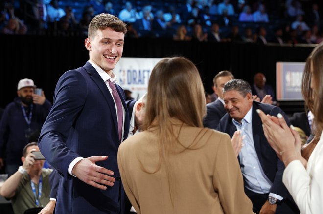 Nikola Jović z družino v dvorani Barclays Center v New Yorku, kjer je bil prejšnji četrtek na sporedu nabor lige NBA. FOTO: Sarah Stier/AFP
