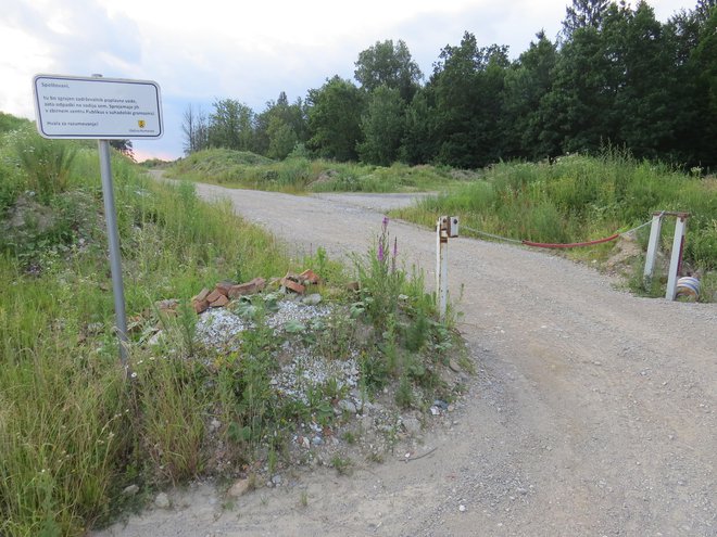 Komendska občina je najprej navozila material, potem pa odlaganje prepovedala. FOTO: Bojan Rajšek/Delo
