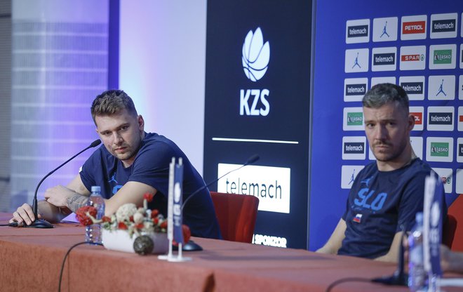 Luka Dončić (levo) in Goran Dragić sta enotna tudi pred novinarji. FOTO: Jože Suhadolnik/Delo
