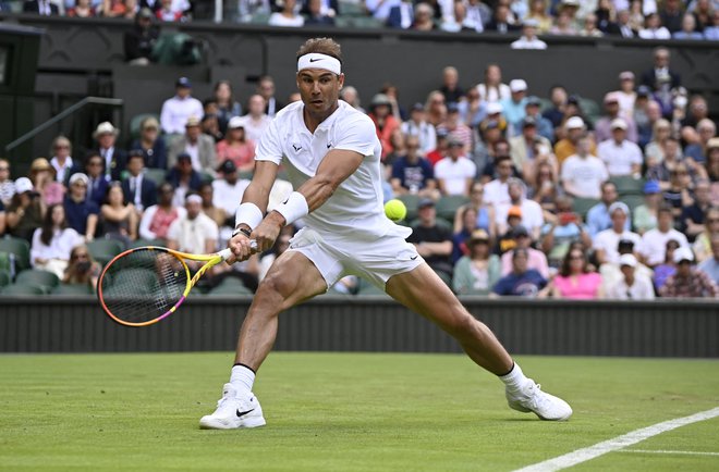 Rafael Nadal (na fotografiji) je tako kot branilec naslova Srb Novak Đoković za zmago v prvem kolu potreboval štiri nize. Foto Toby Melville/Reuters
