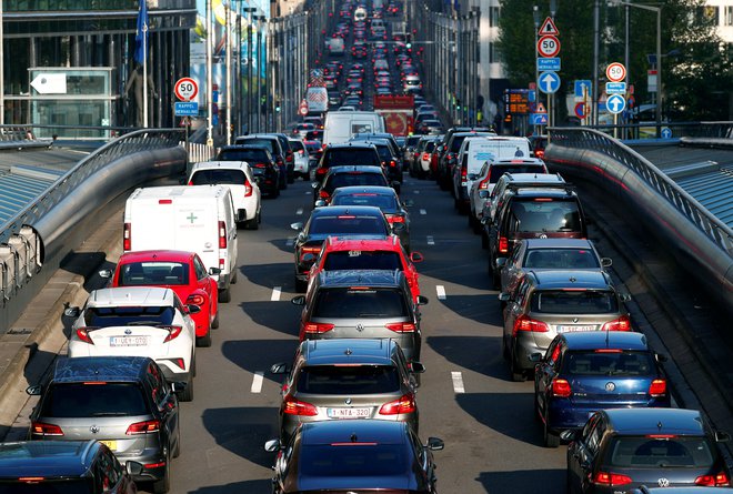 V novih pravilih je predvideno, da v EU od leta 2035 ne bi več smeli prodajati avtomobilov z notranjim zgorevanjem. Foto Francois Lenoir/Reuters
