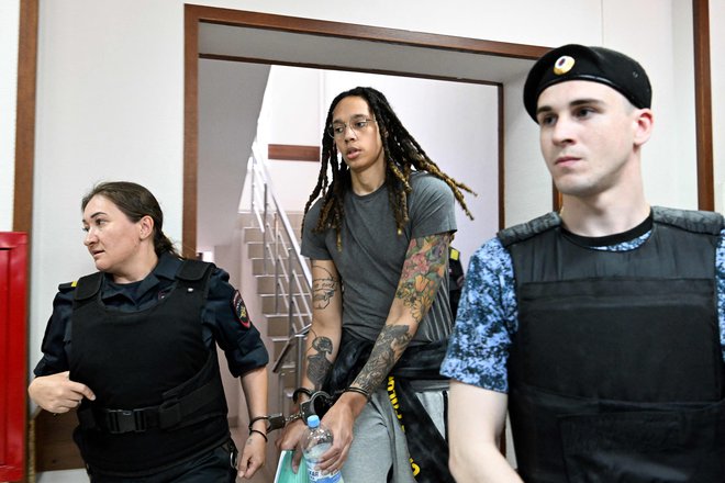 Brittney Griner so pripeljali na zaslišanje z lisicami na rokah. FOTO: Kiril Kudrjavcev/AFP
