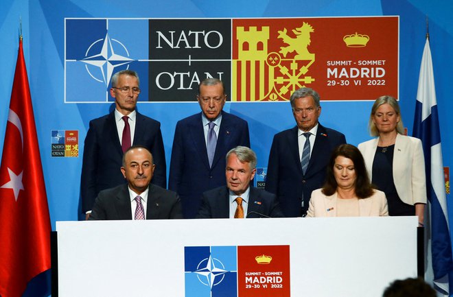 Generalni sekretar Nata Jens Stoltenberg, turški predsednik Recep Tayyip Erdoğan, finski predsednik Sauli Niinistö, švedska premierka Magdalena Andersson v družbi svojih zunanjih ministrov po preboju v pogajanjih. FOTO: Violeta Santos/Reuters
