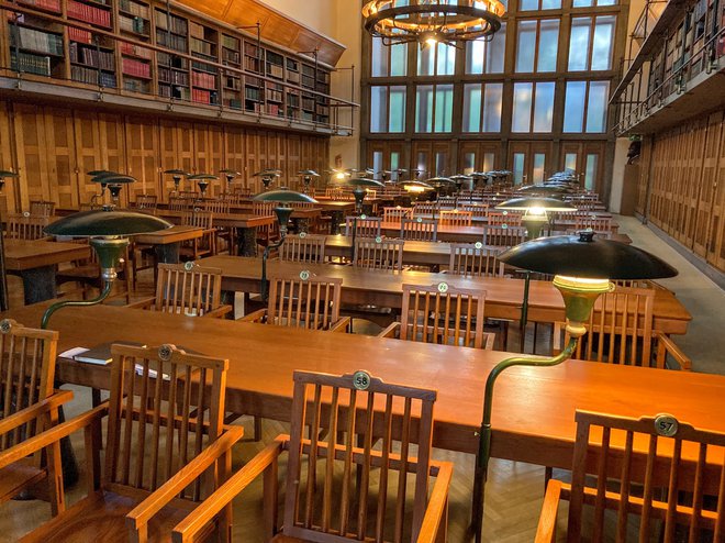 Čitalnica je še zdaj takšna, kakršna je bila leta 1947, ko so knjižnico obnovili in odprli.

FOTO&nbsp;Jaroslav Jankovič
