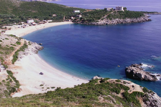 Miglia di spiagge sabbiose vicino alle città di Valona, ​​Himara, Saranda e Ksamili sono ben tenute, ma gestite principalmente da ristoratori locali.  FOTO: Arben Celi/Reuters